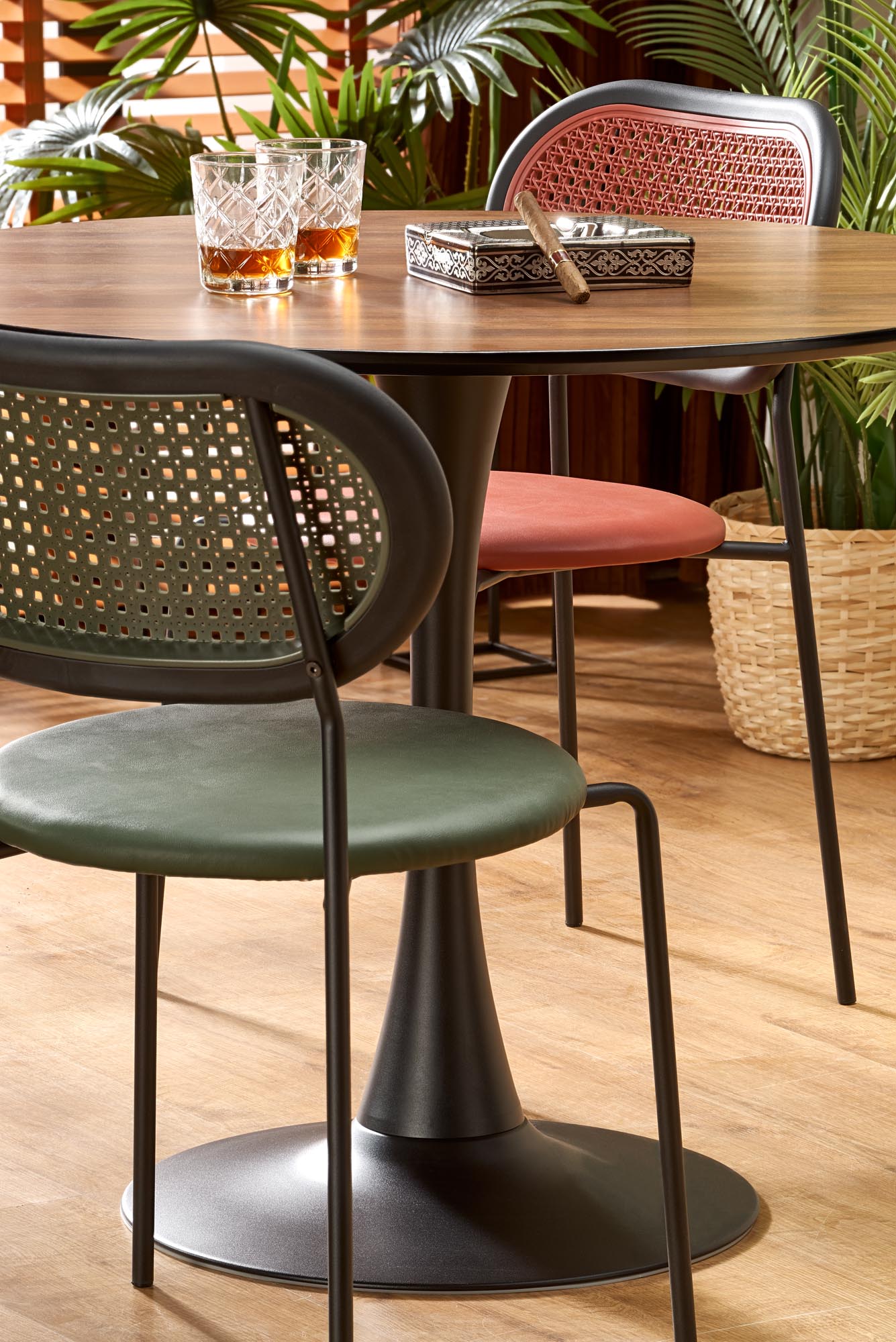 Kitchen Table West Usk | size: Length: 90cm, Width: 90cm, Height: 83cm, Diameter: 90cm | color: Black/Oak | image: 4 | variant: 1007409